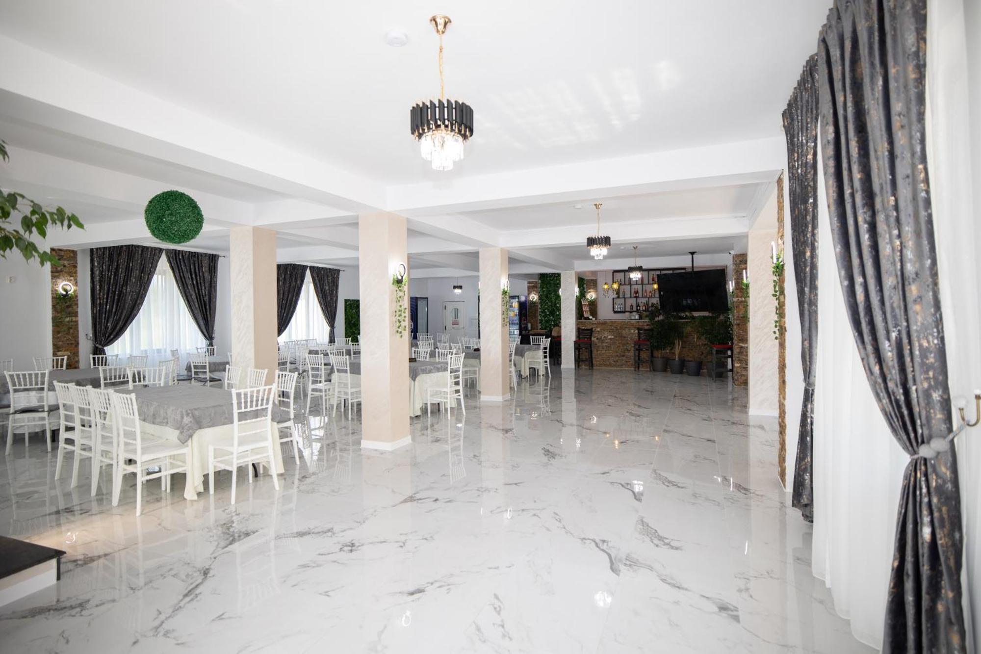 Rem Garden Hotel โนวาชิ-สเตรยนี ภายนอก รูปภาพ