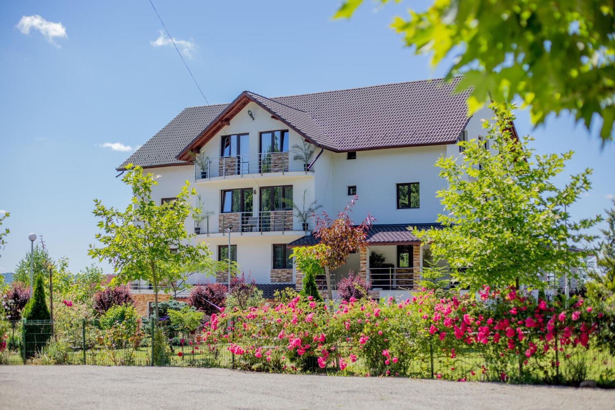 Rem Garden Hotel โนวาชิ-สเตรยนี ภายนอก รูปภาพ